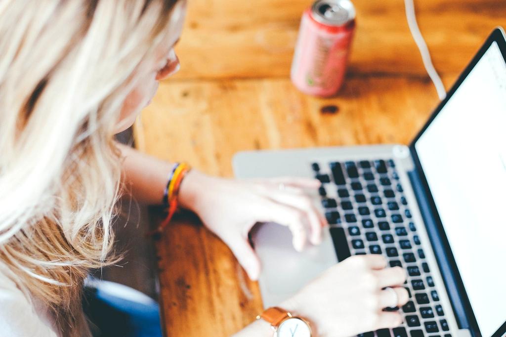 Expert workspace consultant analyzing optimal desk setup configuration